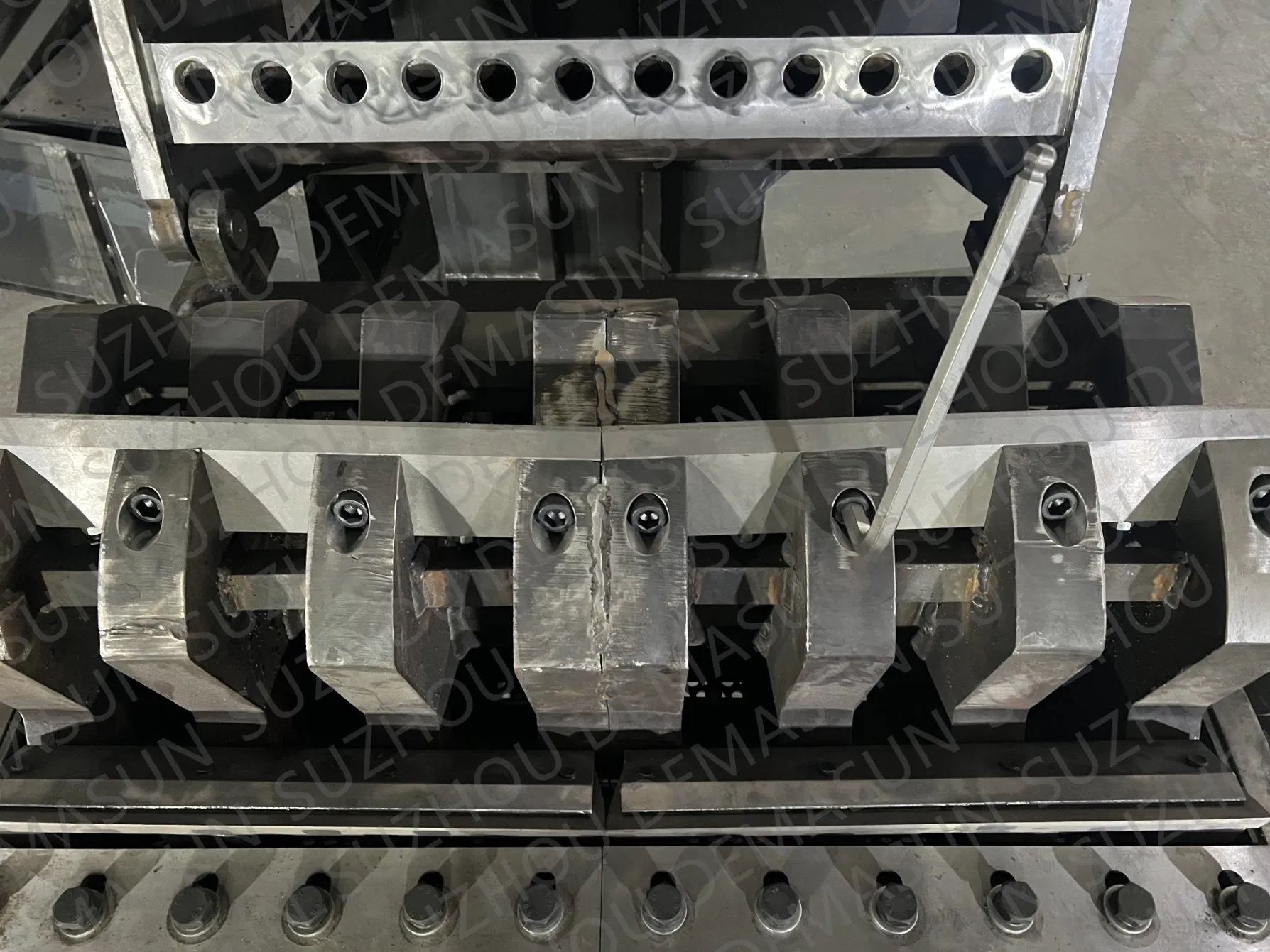 Powerful Crusher Machinery Plastic Pipe Crushing Machine for Construction and Recycling Needs