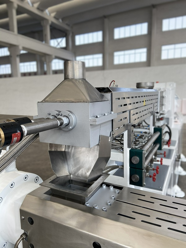 Xinda Plastic/Rubber Twin Screw Extruder/Granulator/Pelletizer Machine Wood Pellet Machine