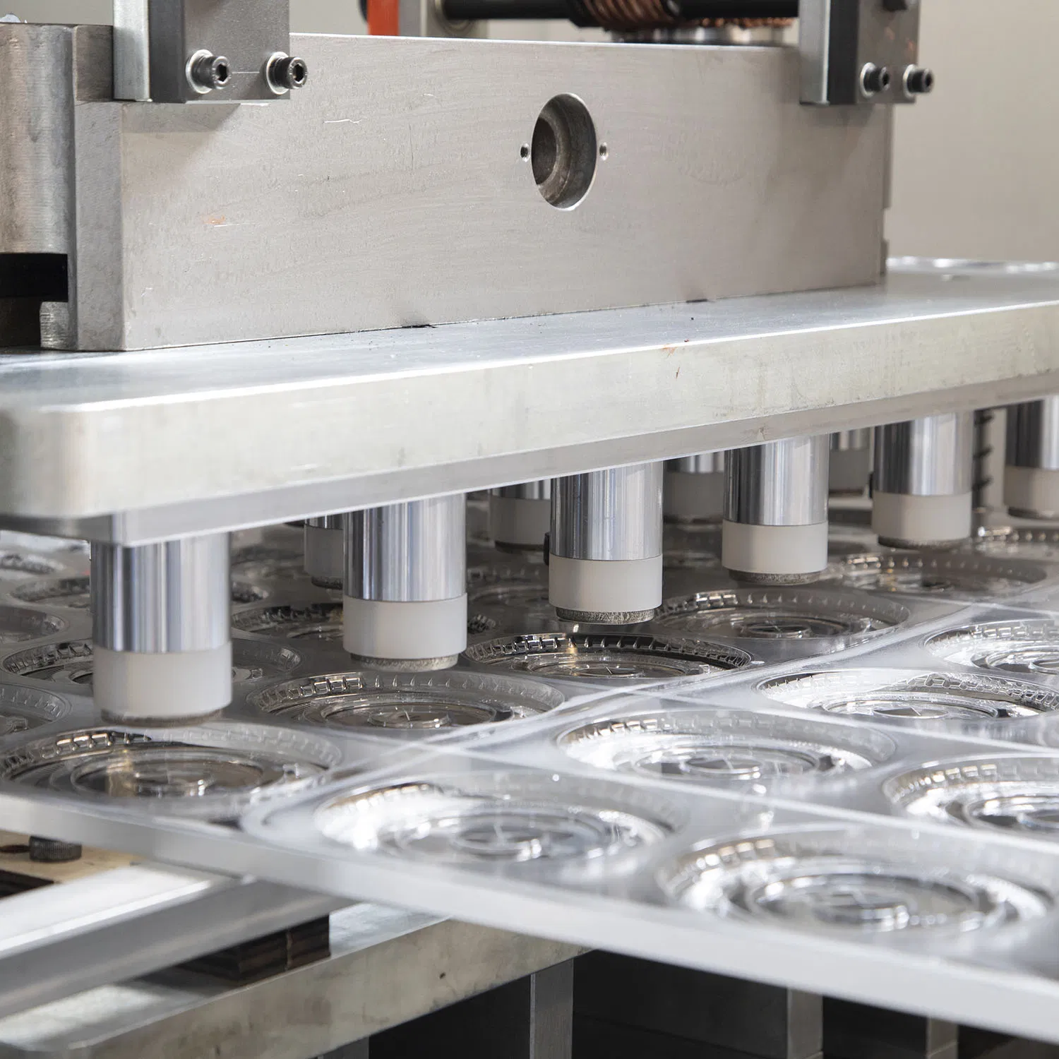 Four Station Plastic Catering Tray Food Container Egg Box Cake Container Cup Lid Thermoforming Machine