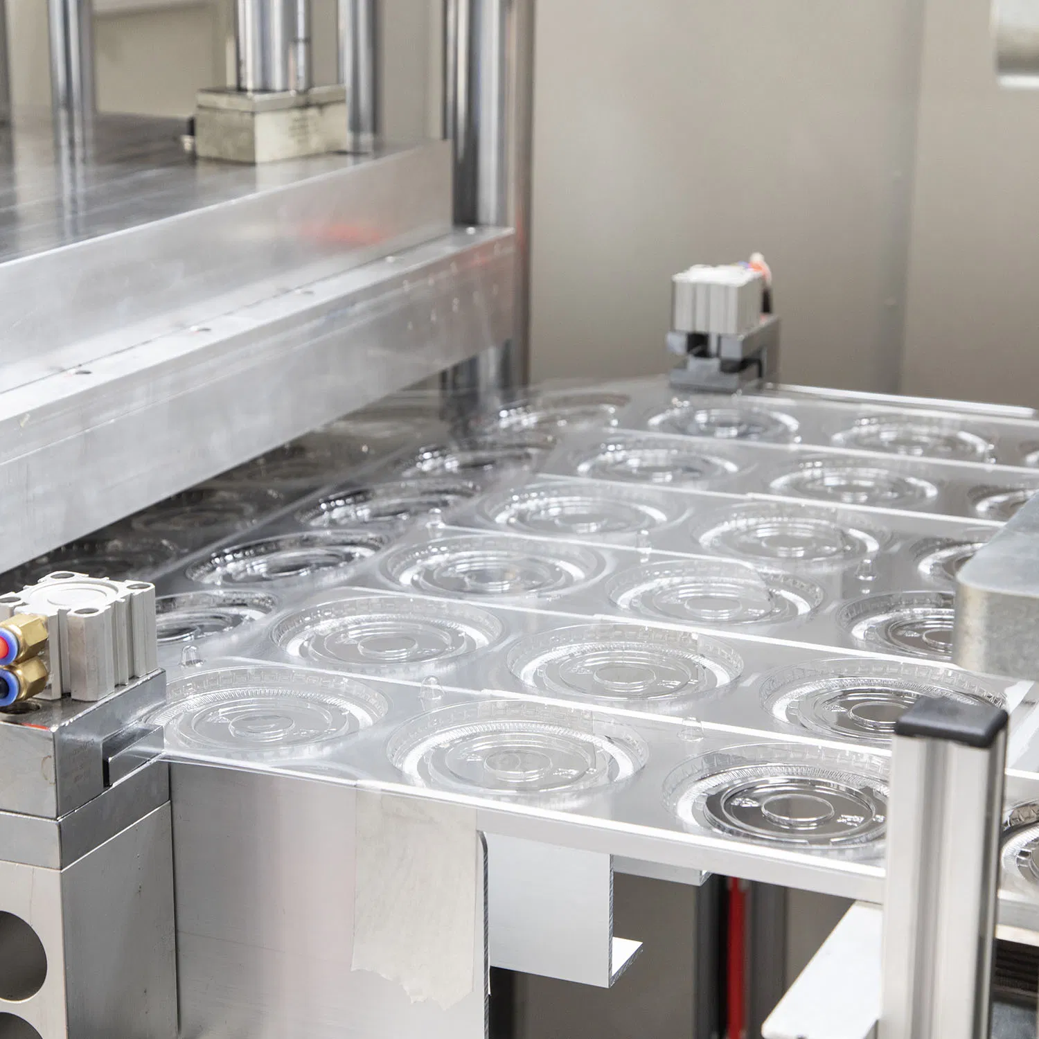 Four Station Plastic Catering Tray Food Container Egg Box Cake Container Cup Lid Thermoforming Machine