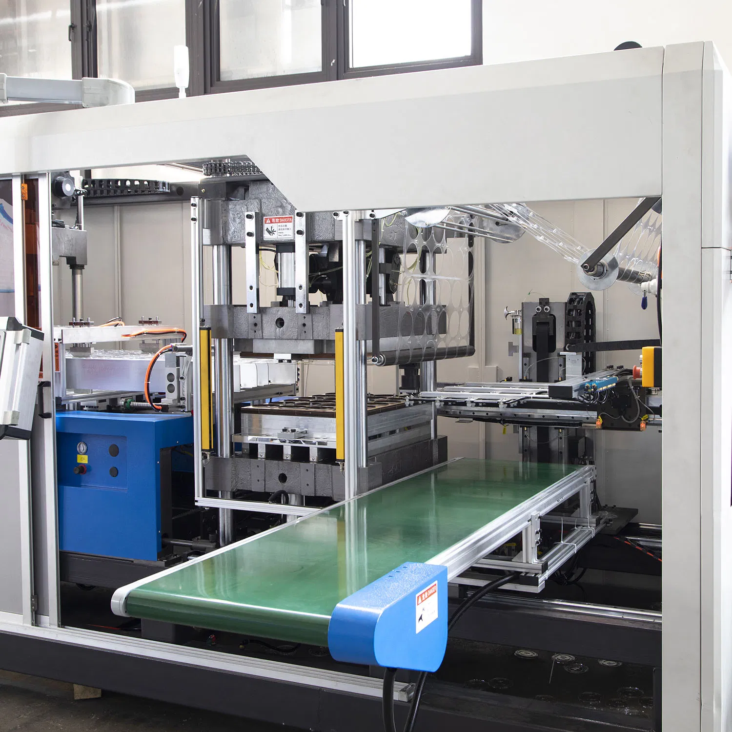 Four Station Plastic Catering Tray Food Container Egg Box Cake Container Cup Lid Thermoforming Machine