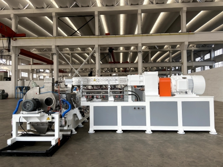 Xinda Plastic/Rubber Twin Screw Extruder/Granulator/Pelletizer Machine Wood Pellet Machine