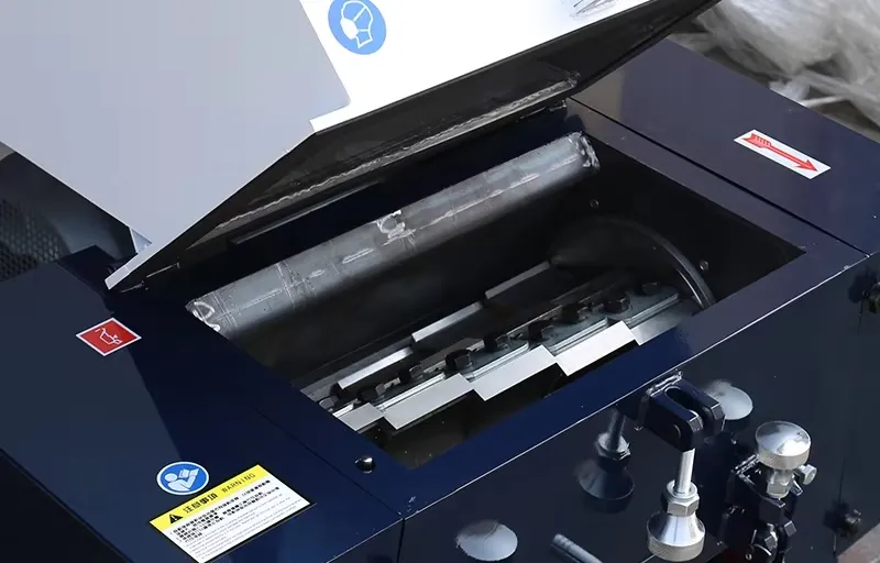 Thickened knife chamber