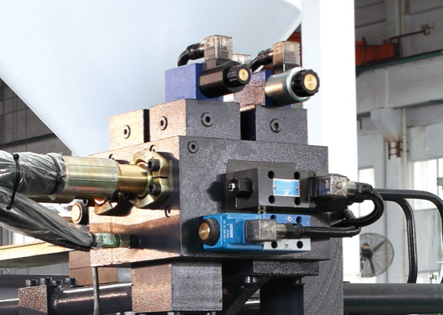 U/560 Standard Plastic Injection Blow Molding Machine/Machinery