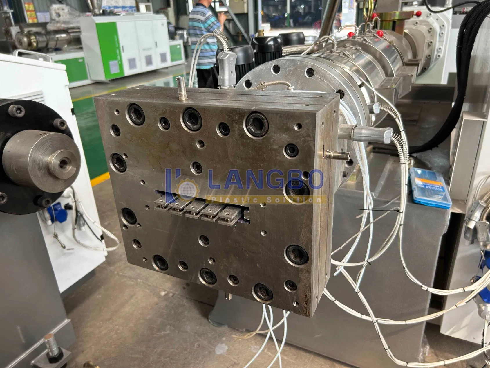 WPC PP PE PVC Wood Plastic Profile/Wall Panel/Floor Extruding Extruder