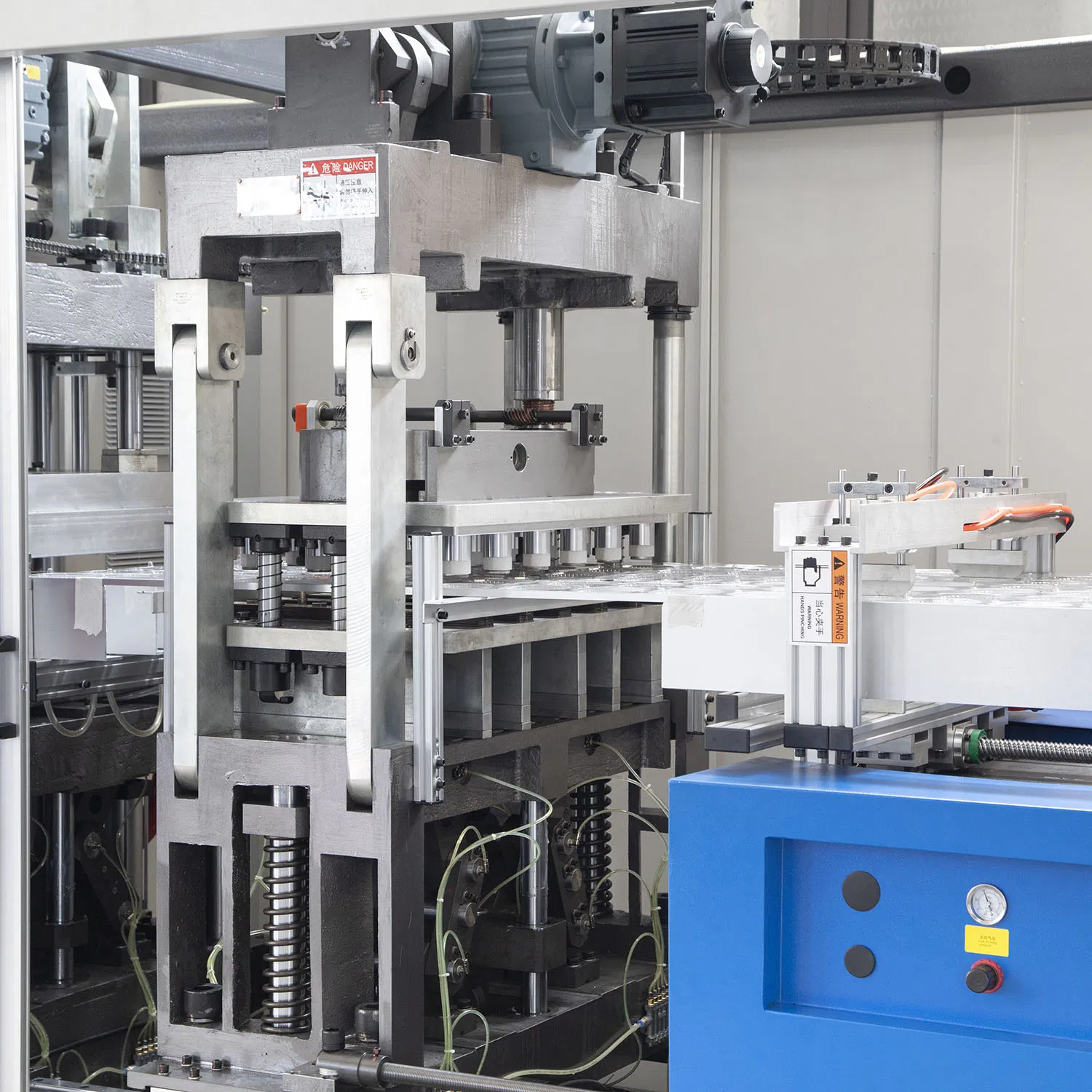 Four Station Plastic Catering Tray Food Container Egg Box Cake Container Cup Lid Thermoforming Machine