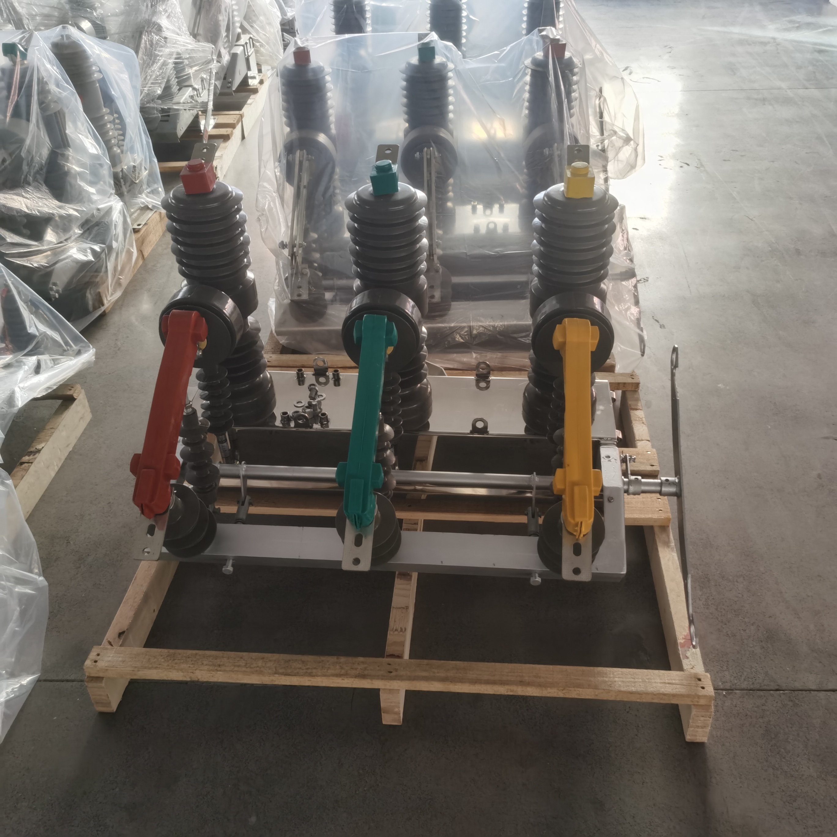 ZW32-12G High Voltage 12kV 630A Three Phase AC Outdoor Pole-mounted Vacuum Circuit Breaker with Disconnector VCB