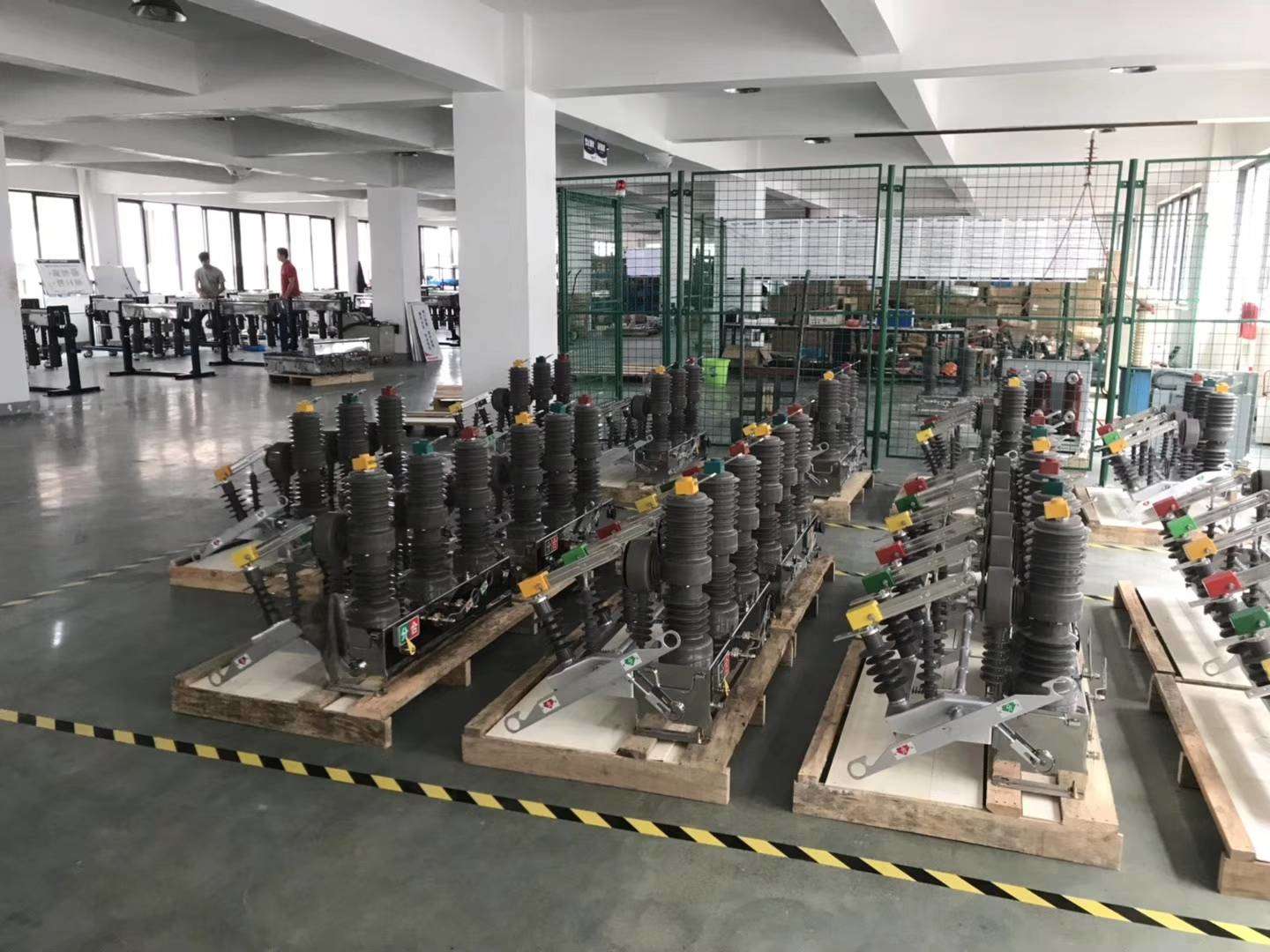ZW32-12G High Voltage 12kV 630A Three Phase AC Outdoor Pole-mounted Vacuum Circuit Breaker with Disconnector VCB