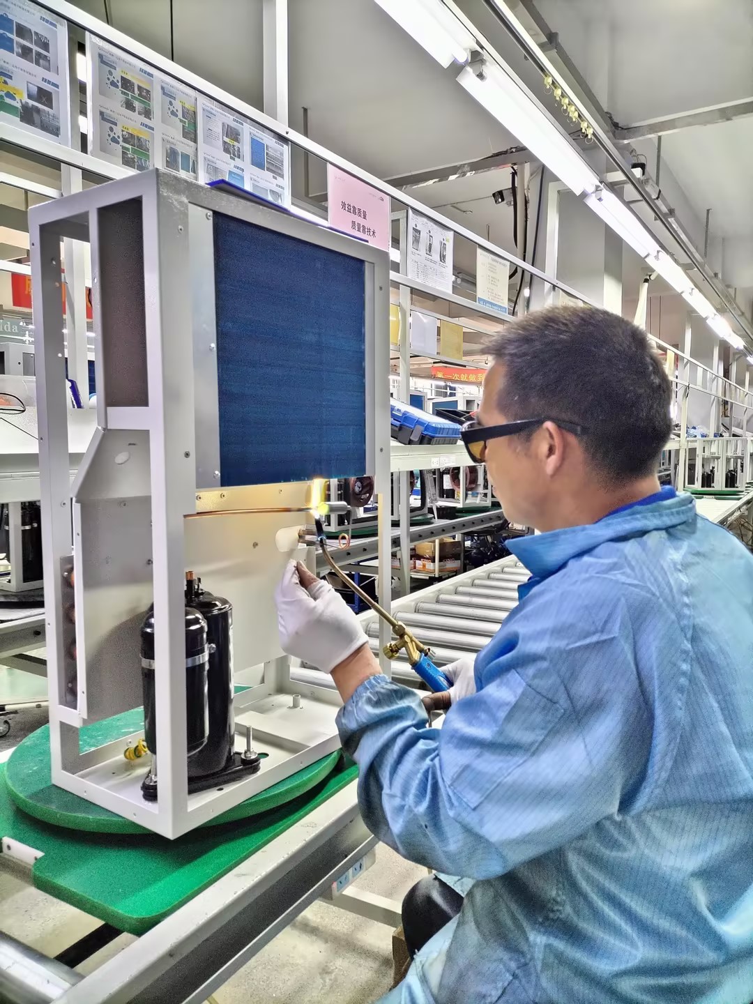 Assembly Line of Cabinet Air Conditioners