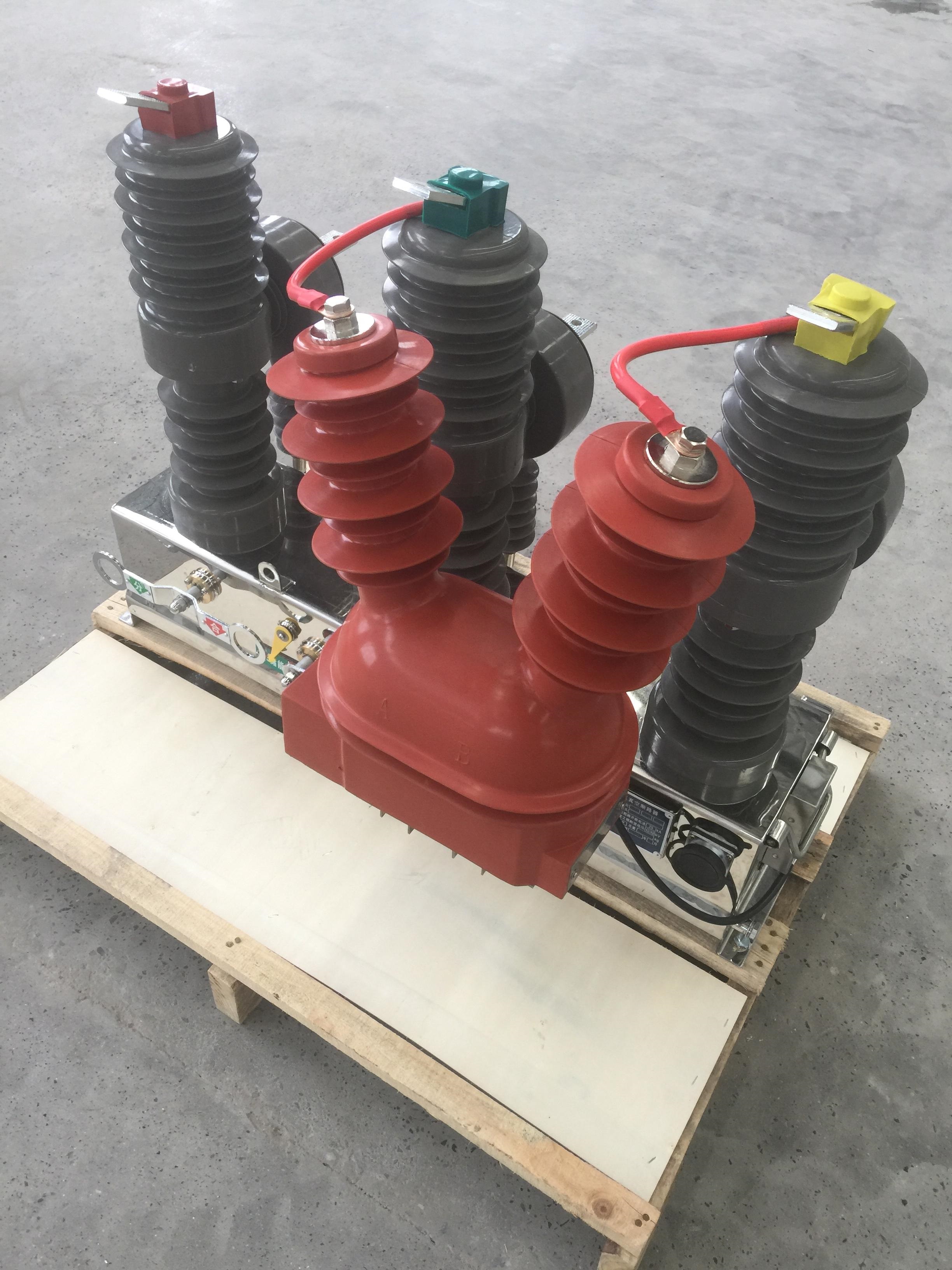 ZW32 12KV 24KV 3pole Outdoor High Voltage AC Vacuum Circuit Breaker with Operating Mechanism Automatic Recloser