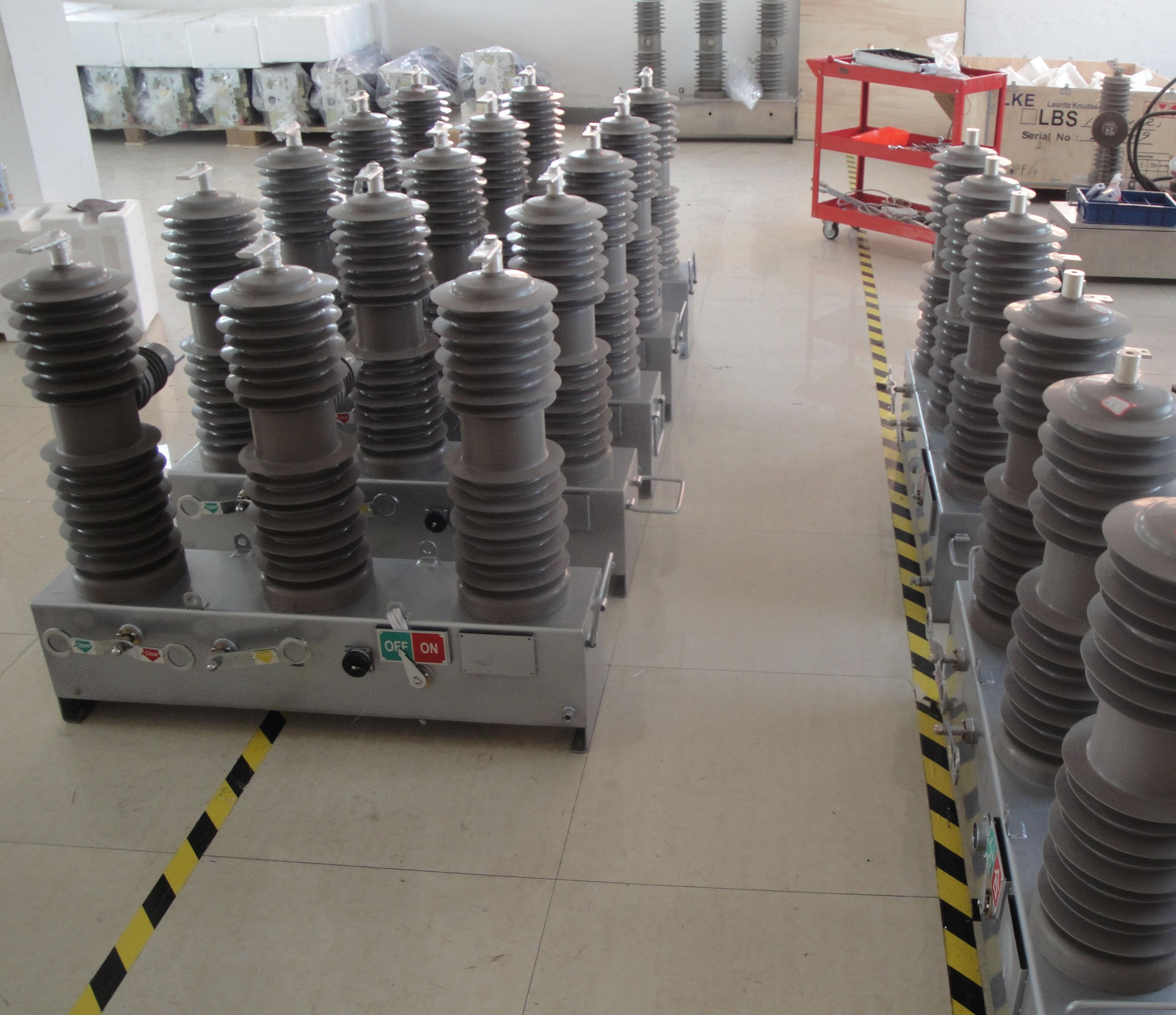 ZW32 12KV 24KV 3pole Outdoor High Voltage AC Vacuum Circuit Breaker with Operating Mechanism Automatic Recloser