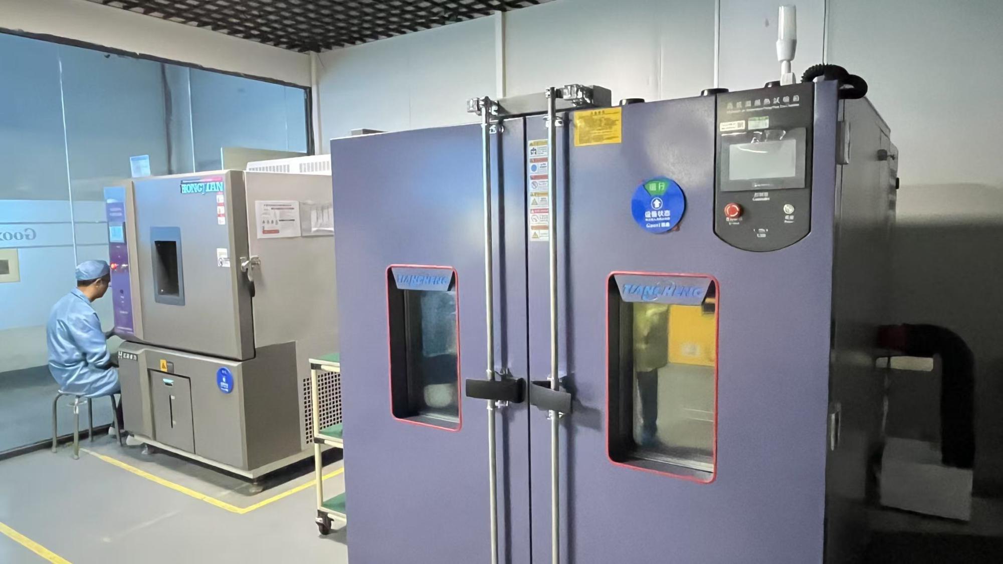 Thermal chamber thermotank for temperature stress testing