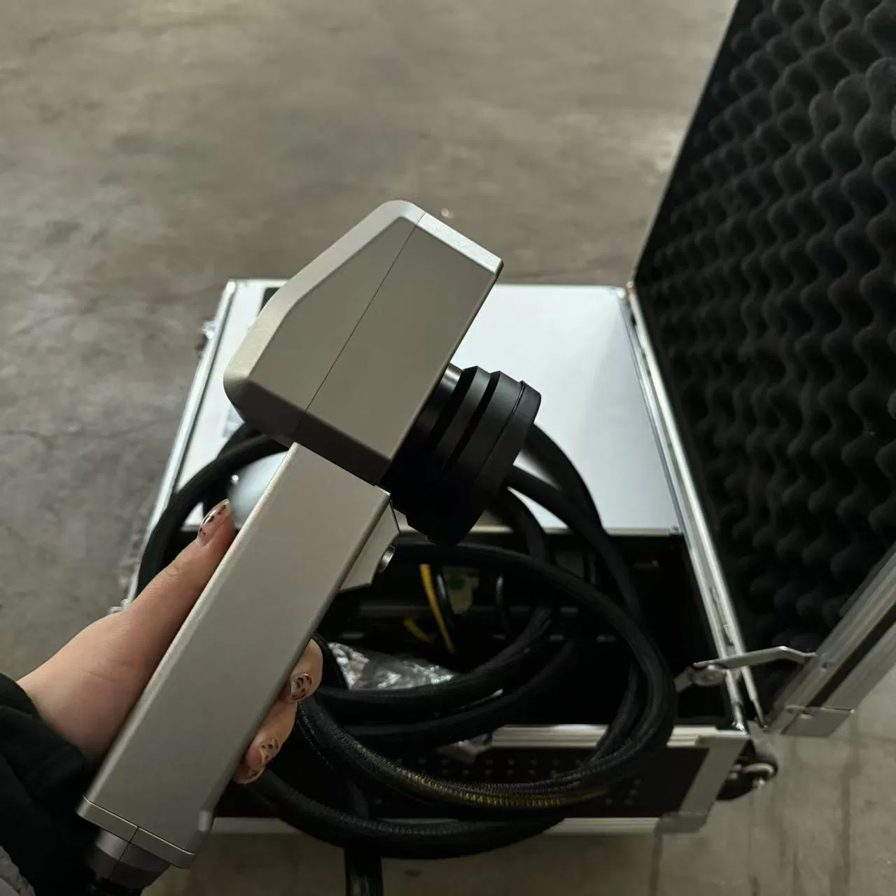 Portable Pulse Laser Cleaning Cleaner Machine Rust Removal 100W 200W 300W Pulsed