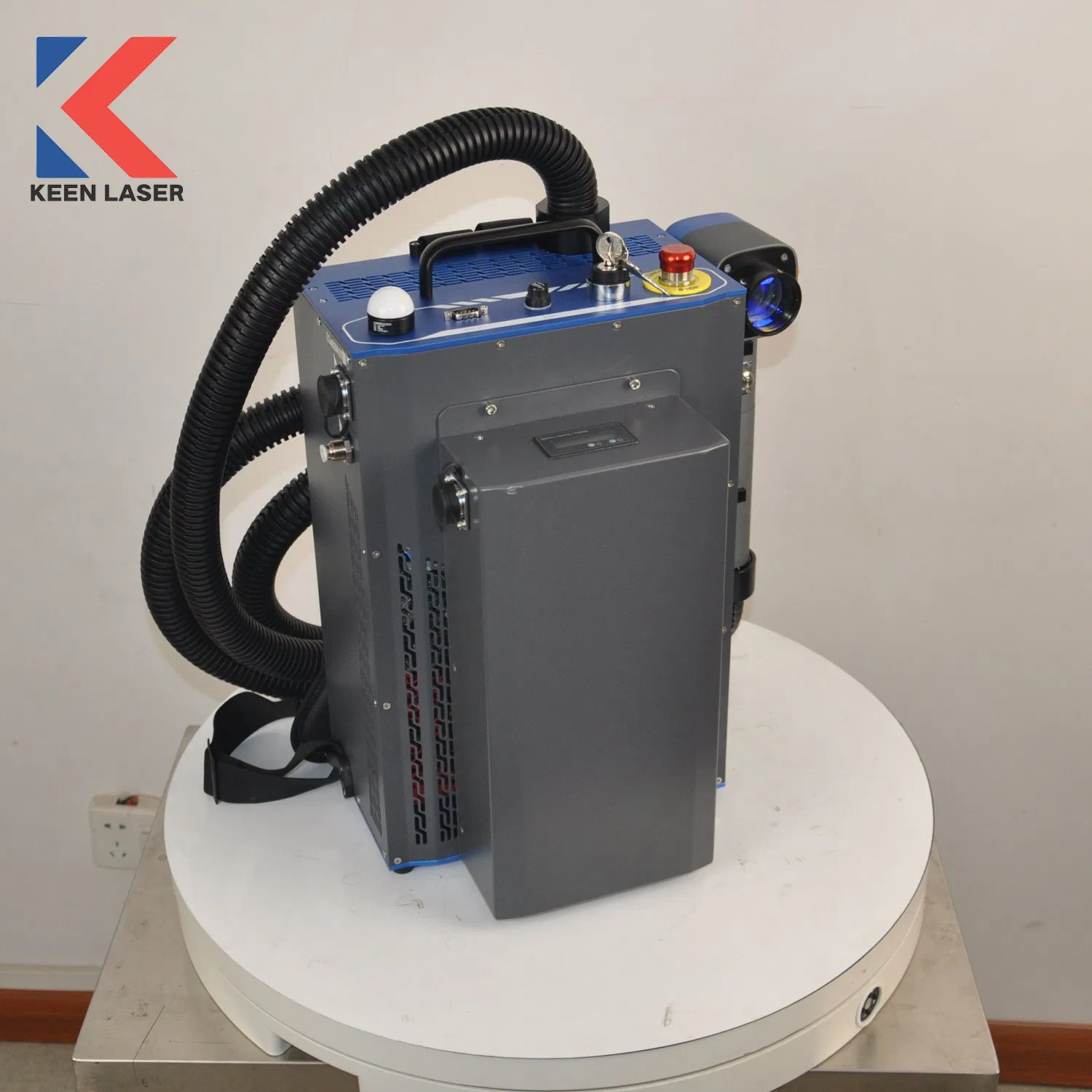 Backpack Portable Industrial Pulsed Laser Large-Surface Cleaning Equipment Rust Stain Remover Metal Surface Paint and Oil Stain Removal Lazer Cleaning Machine