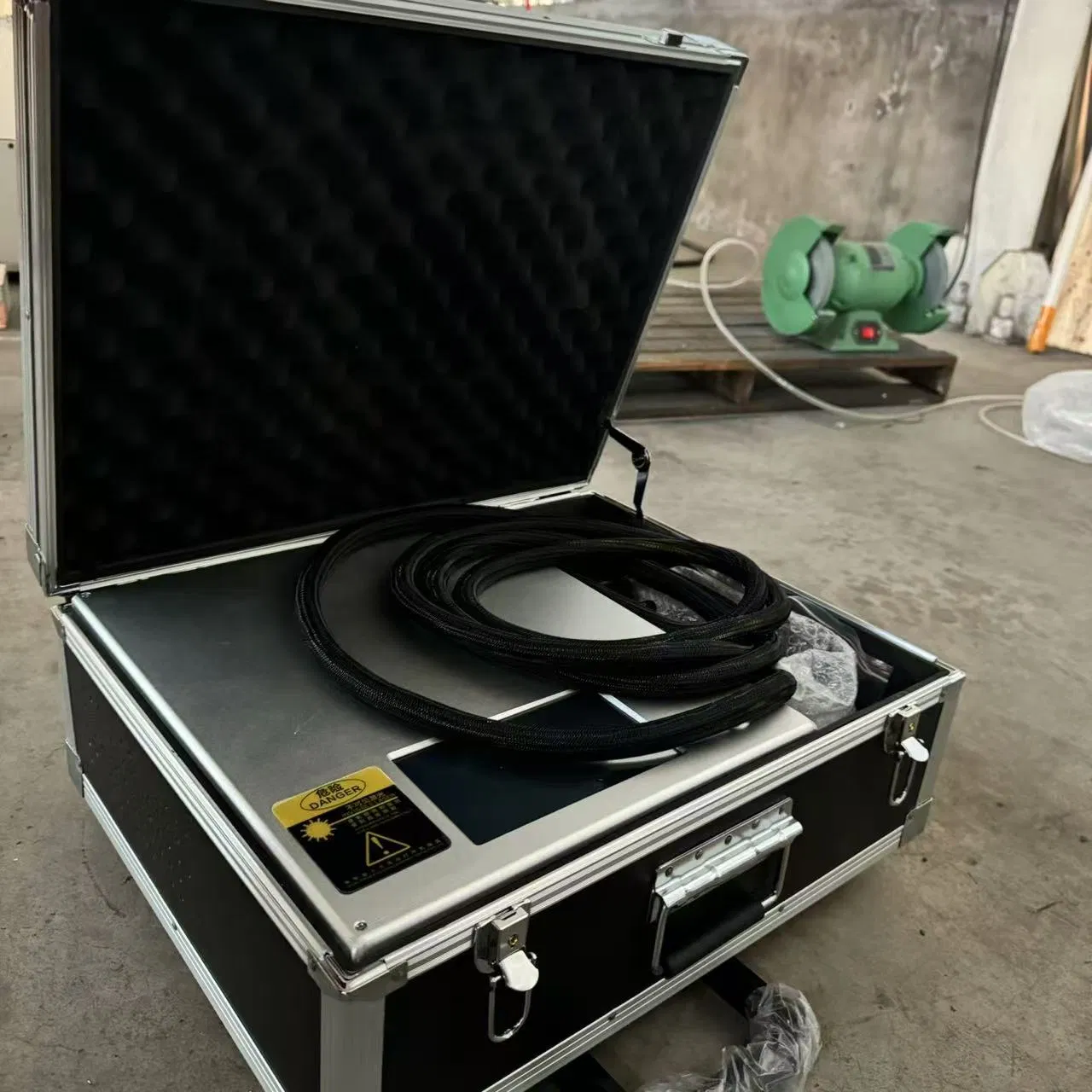 Portable Pulse Laser Cleaning Cleaner Machine Rust Removal 100W 200W 300W Pulsed