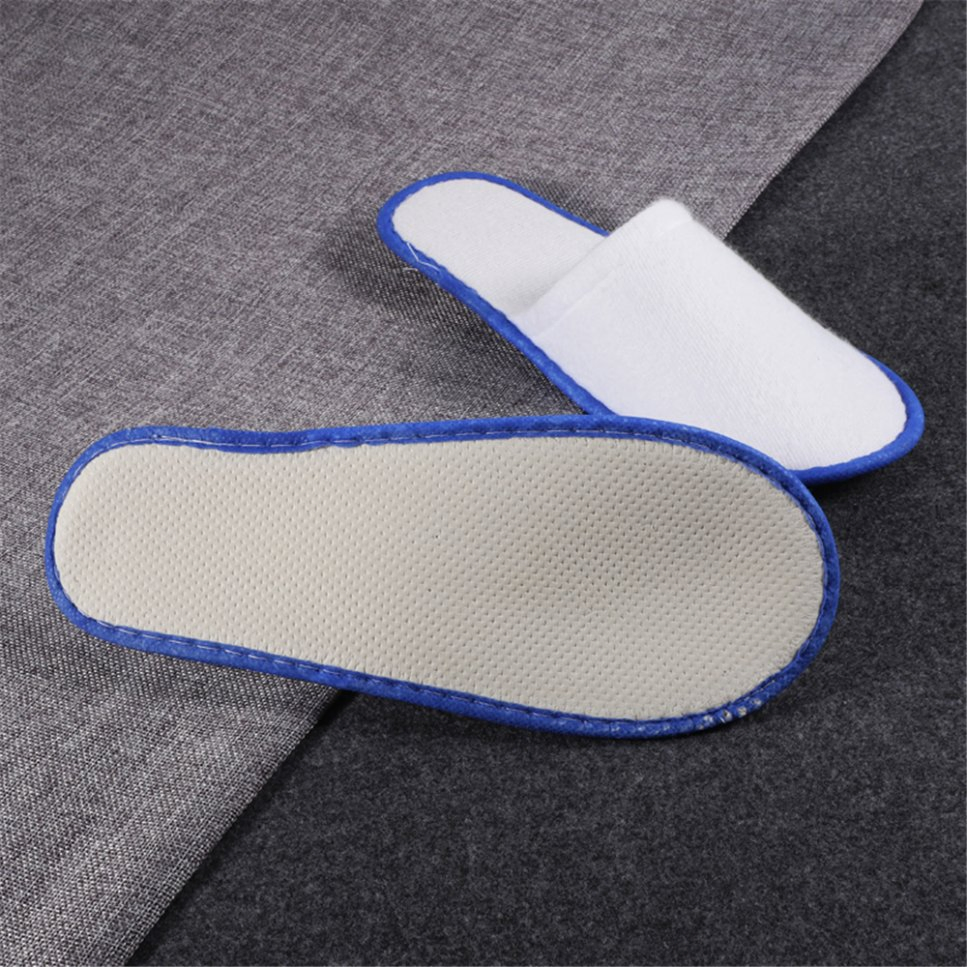 Zapatilla desechable con franja azul para habitación de hotel