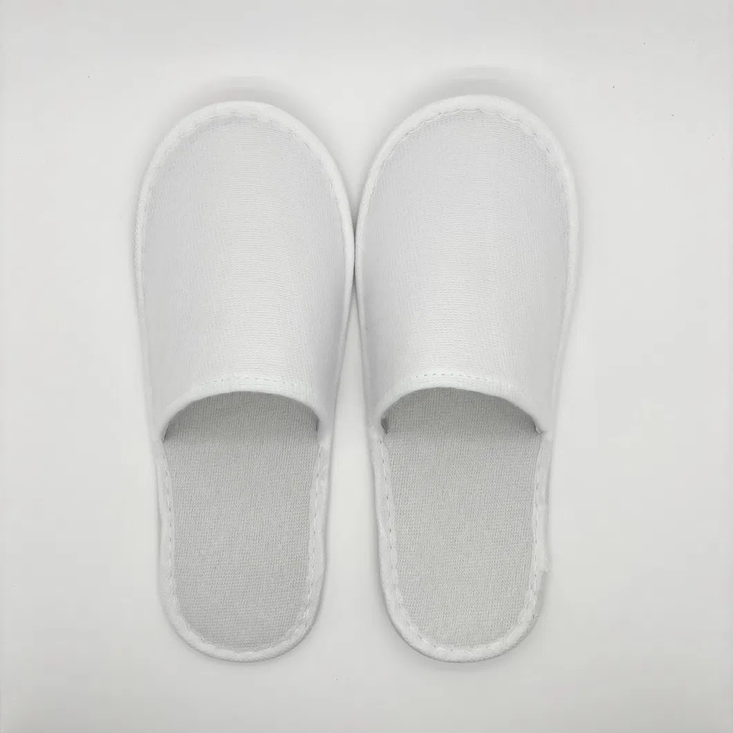 Zapatillas de hotel cómodas con marca personalizada para estancias de lujo