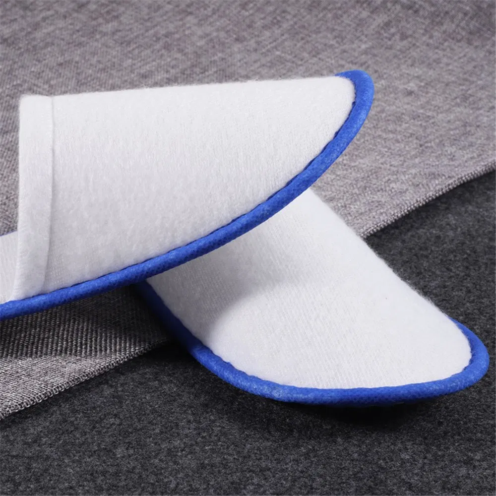 Zapatilla desechable con franja azul para habitación de hotel