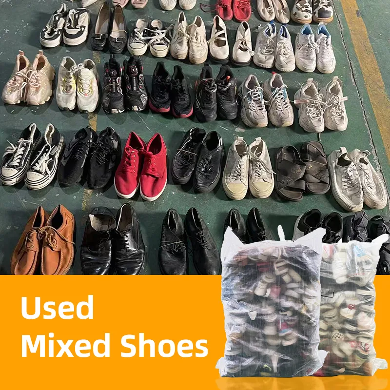 Lote mixto de zapatos usados