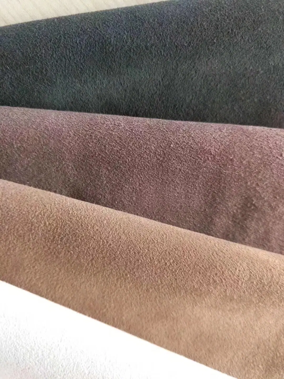 Cuero sintético de microfibra no tejido PU/PVC resistente al desgaste para interiores automotrices, techo, volante, panel de puerta, zapatos, bolsas y embalaje
