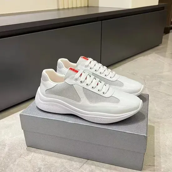 Zapatilla deportiva azul y blanca, vista frontal