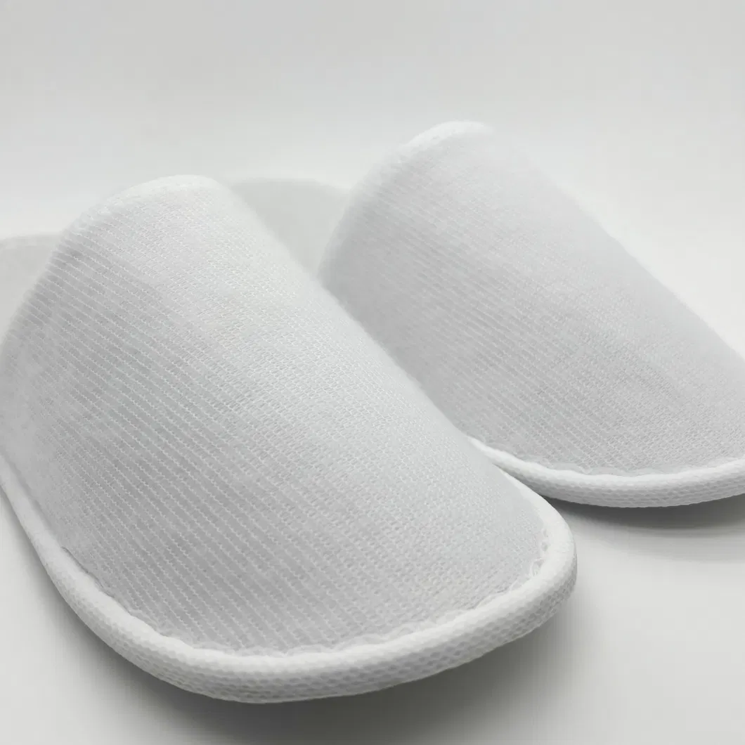 Zapatillas de hotel cómodas con marca personalizada para estancias de lujo