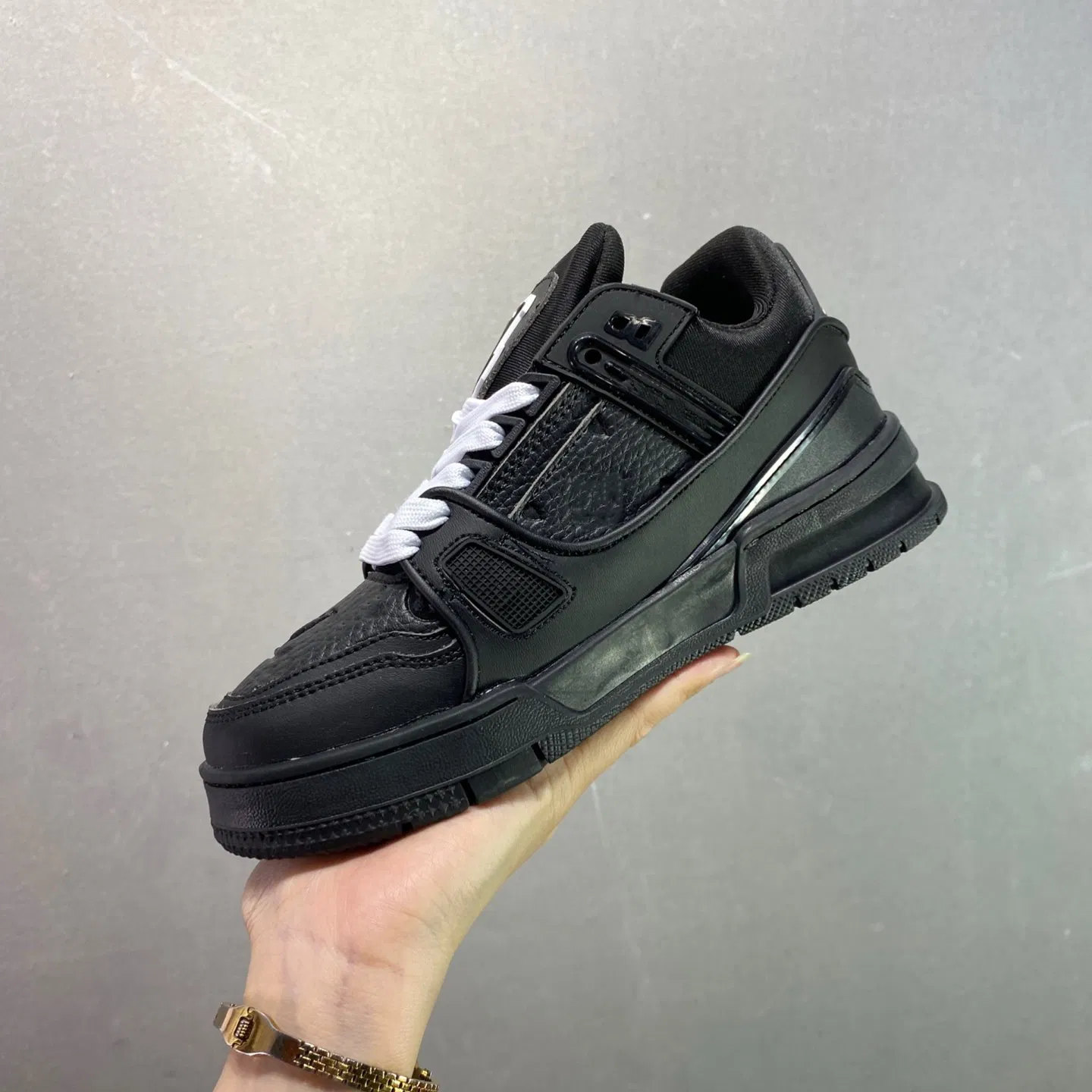 2025 Nuevos zapatos deportivos unisex de lujo, transpirables, casuales, diseño a la moda, alta calidad, parte superior de malla, ligeros, zapatillas para caminar