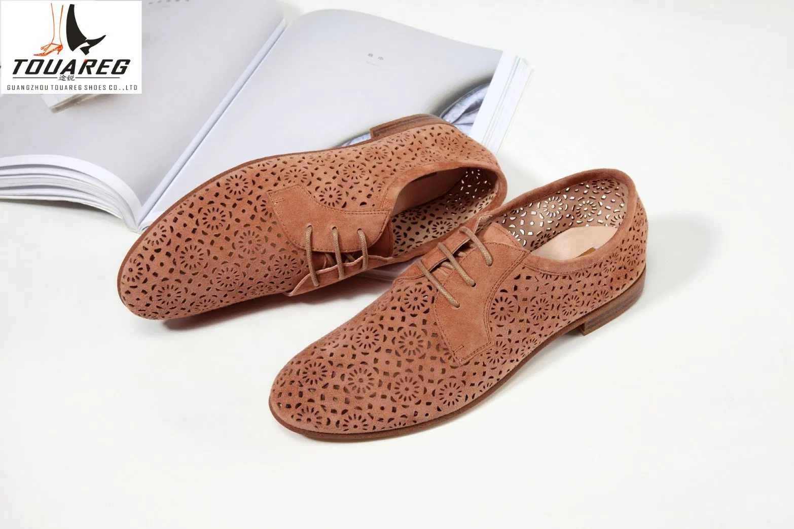 Listo para enviar cómodos zapatos casuales de cuero genuino, mocasines tallados