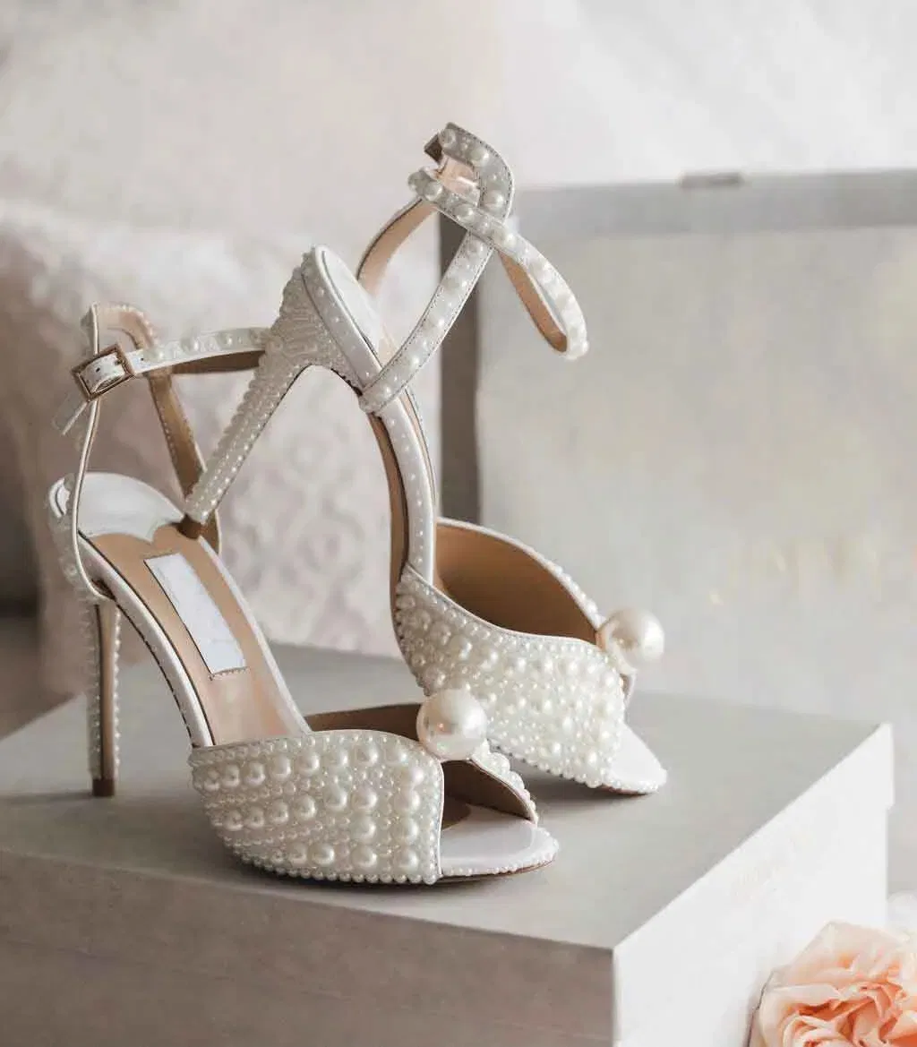 Zapatos de vestir perlas blancas tacones de cuero para dama con tacón de aguja y correa en el tobillo