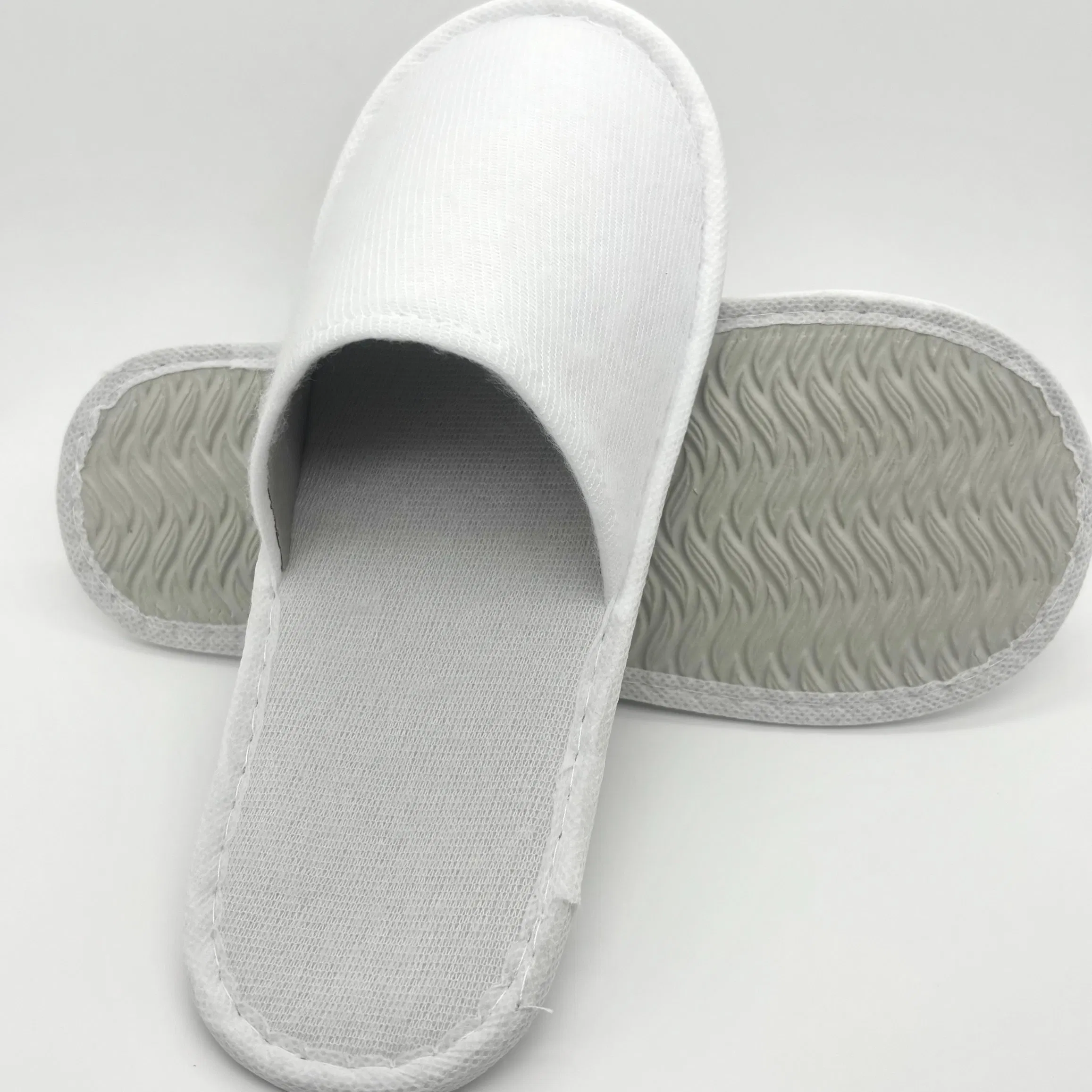 Zapatillas de hotel cómodas con marca personalizada para estancias de lujo