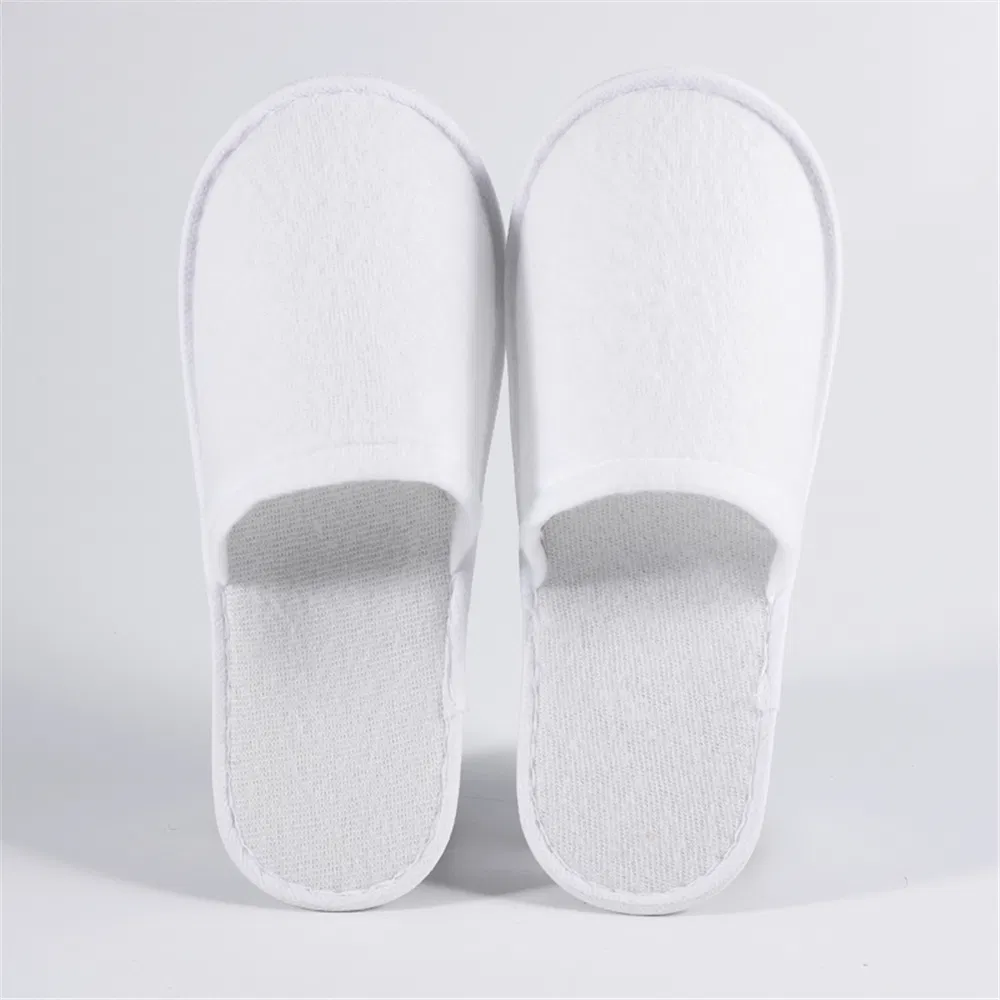 Zapatilla desechable con franja azul para habitación de hotel