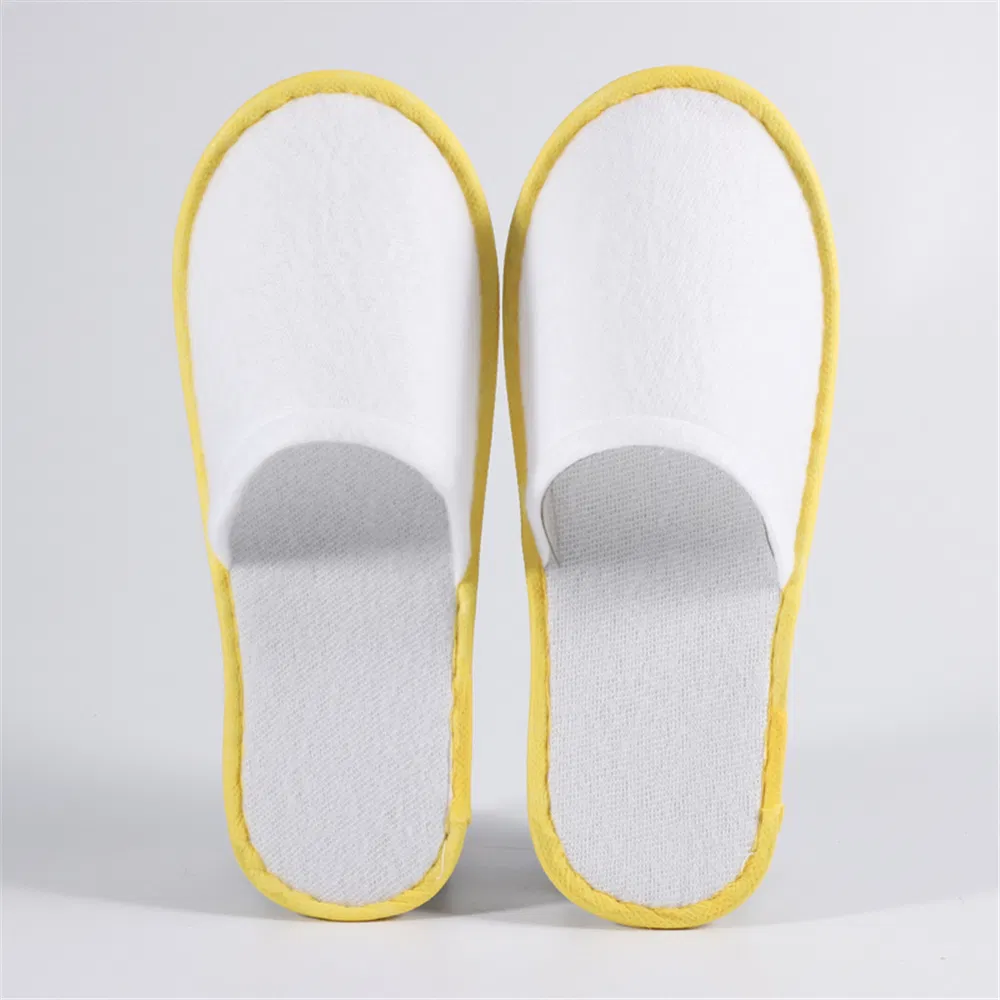 Zapatilla desechable con franja azul para habitación de hotel