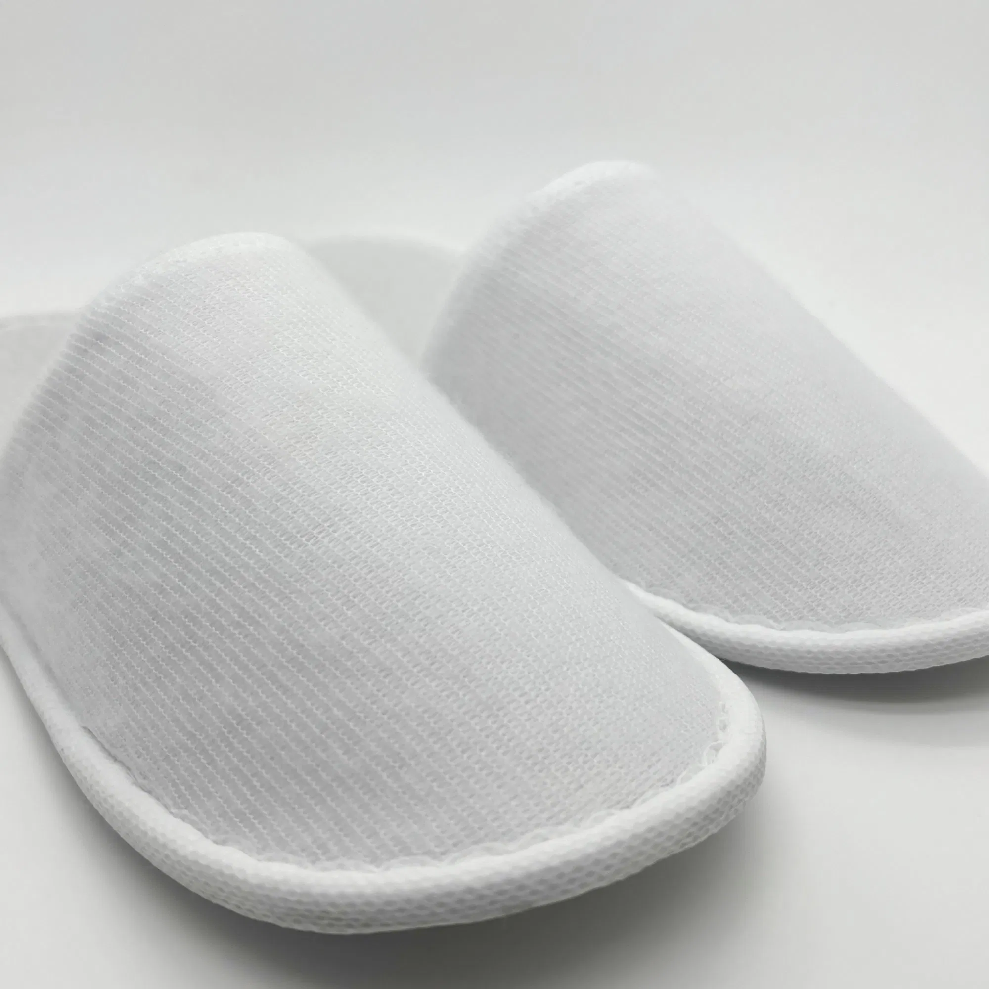 Zapatillas de hotel cómodas con marca personalizada para estancias de lujo