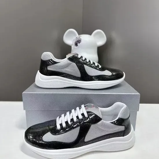 Zapatilla deportiva azul y blanca, vista trasera