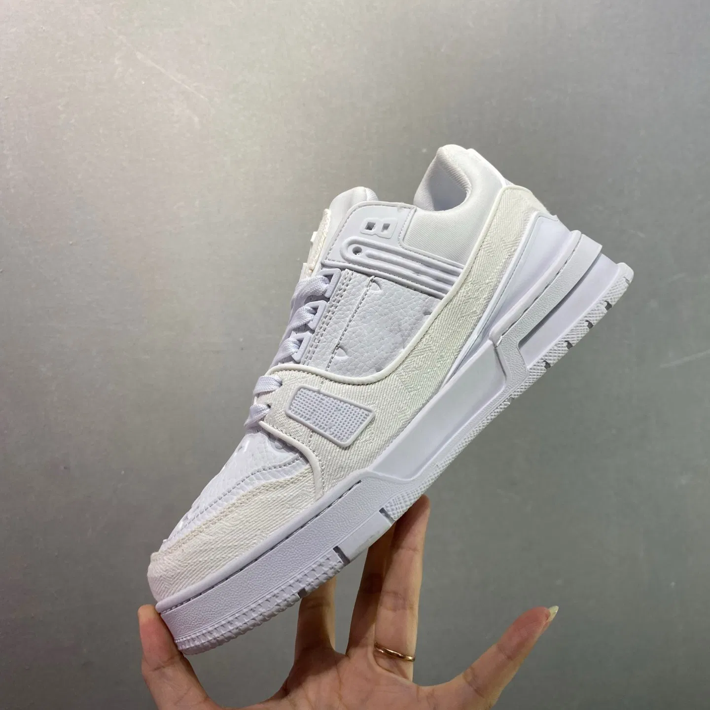 2025 Nuevos zapatos deportivos unisex de lujo, transpirables, casuales, diseño a la moda, alta calidad, parte superior de malla, ligeros, zapatillas para caminar