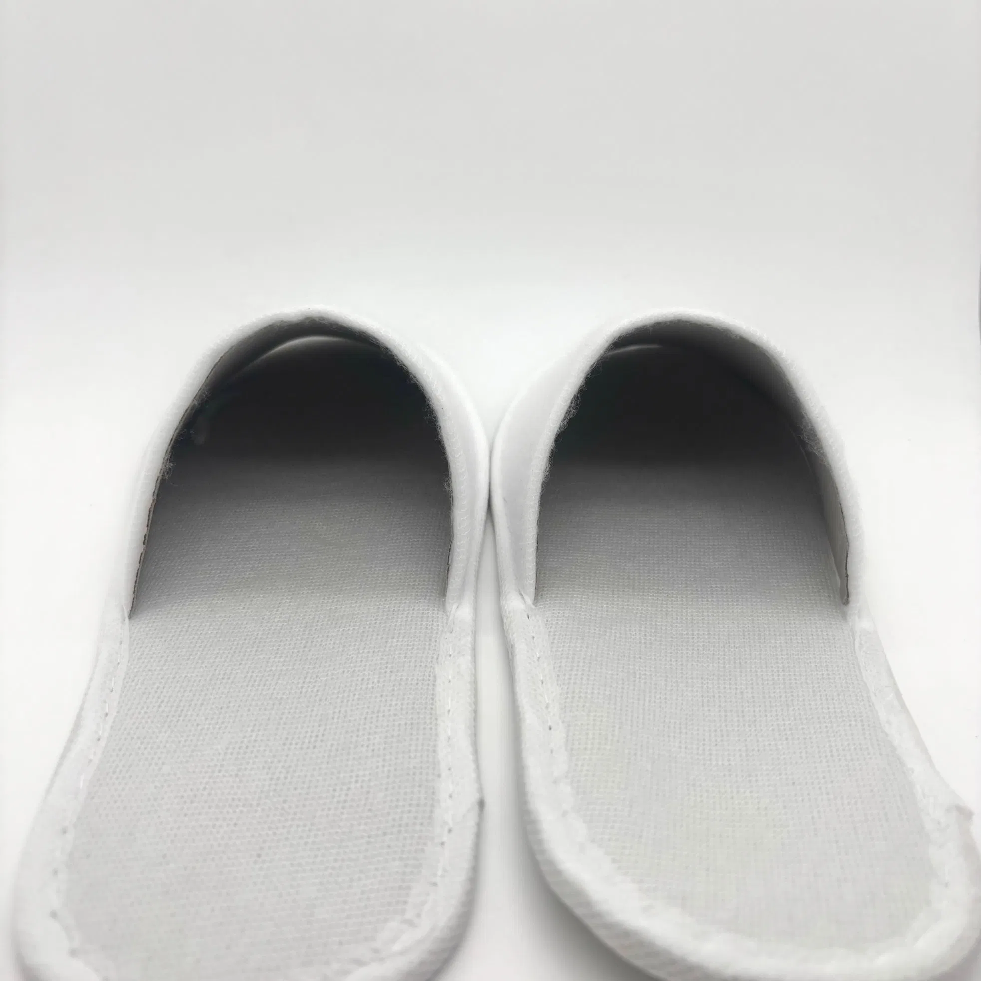 Zapatillas de hotel cómodas con marca personalizada para estancias de lujo