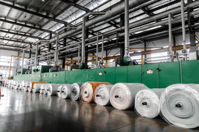 Almacén de rollos de cuero sintético