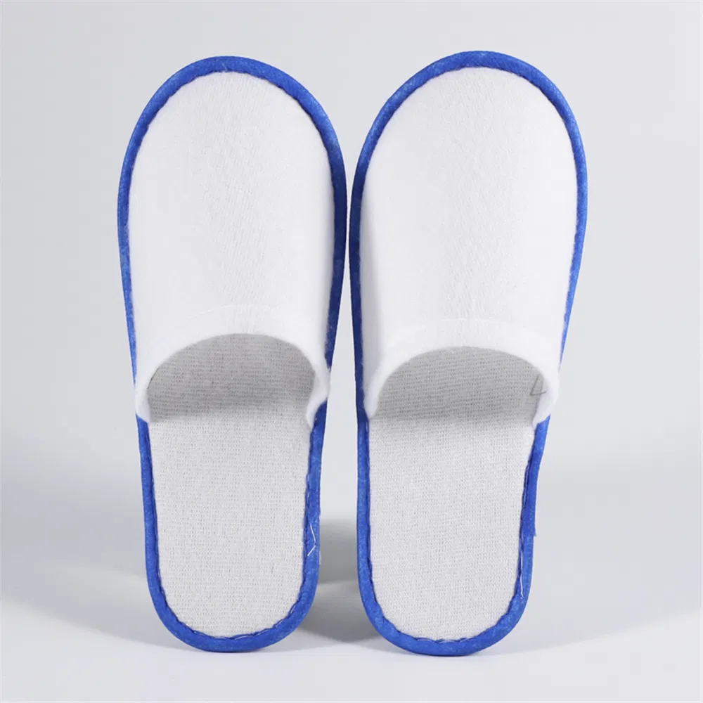 Zapatilla desechable con franja azul para habitación de hotel