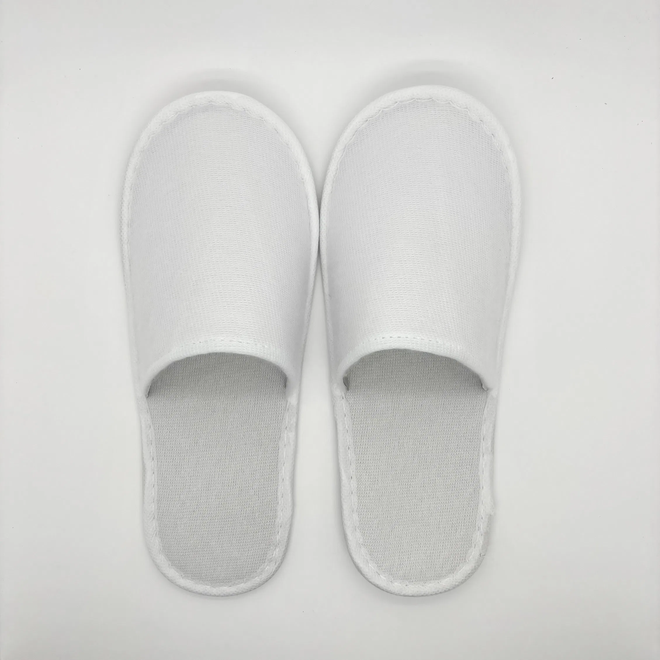 Zapatillas de hotel cómodas con marca personalizada para estancias de lujo