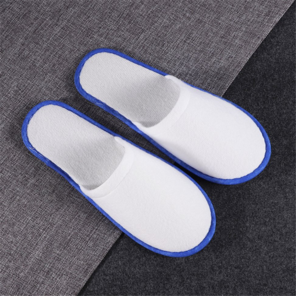 Zapatilla desechable con franja azul para habitación de hotel