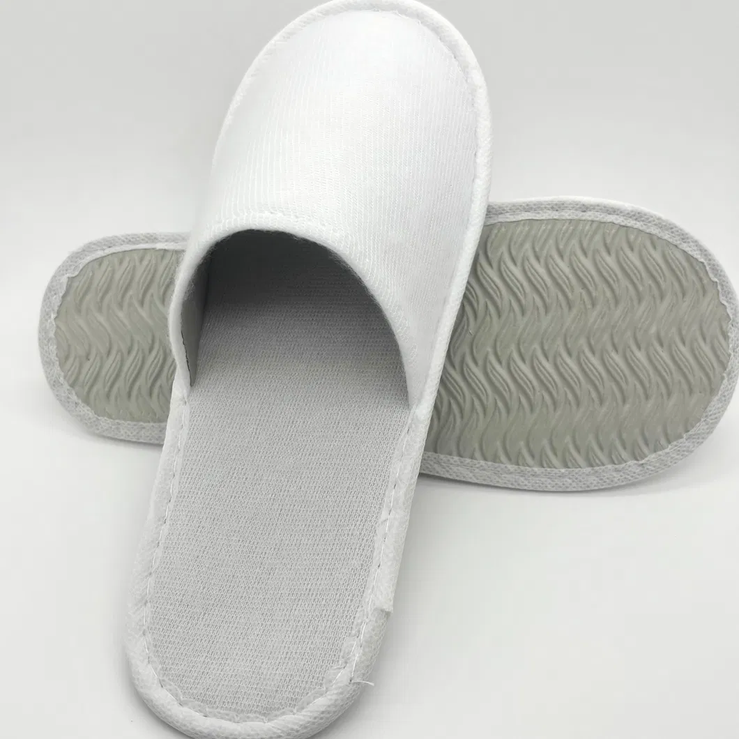 Zapatillas de hotel cómodas con marca personalizada para estancias de lujo