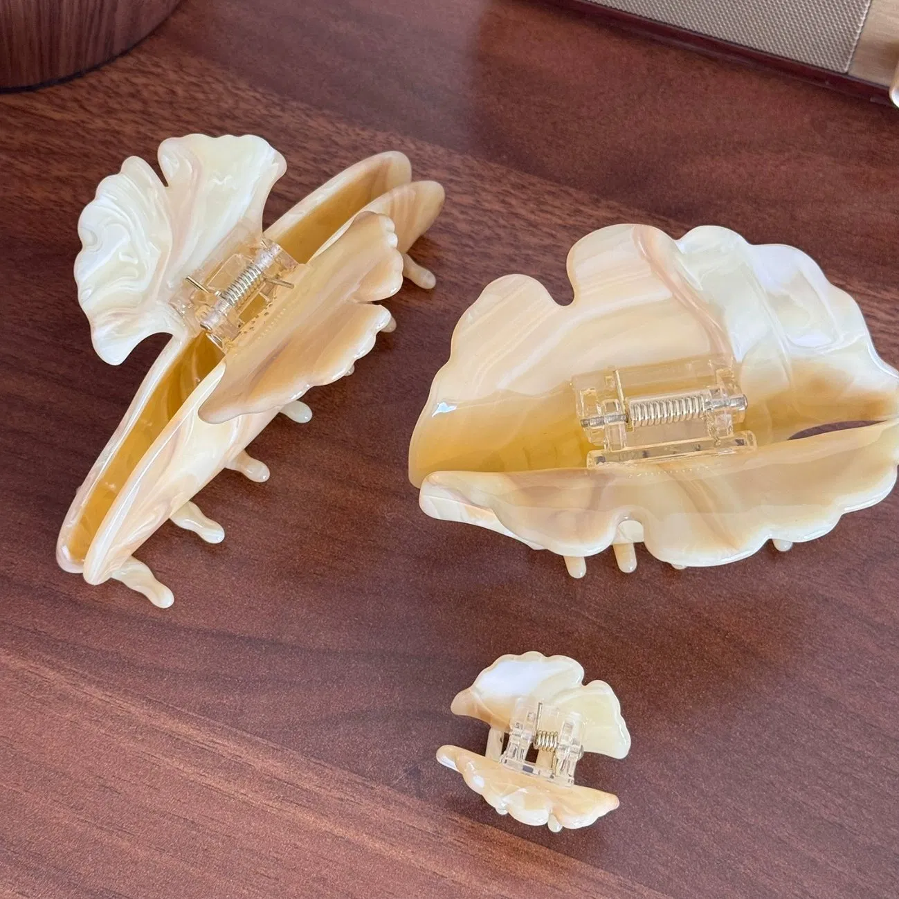 Pente de cabelo grande com textura de mármore de acetato em forma de folha de bordo, pente de ar com almofada, pente para cabelo volumoso, clipe versátil de temperamento