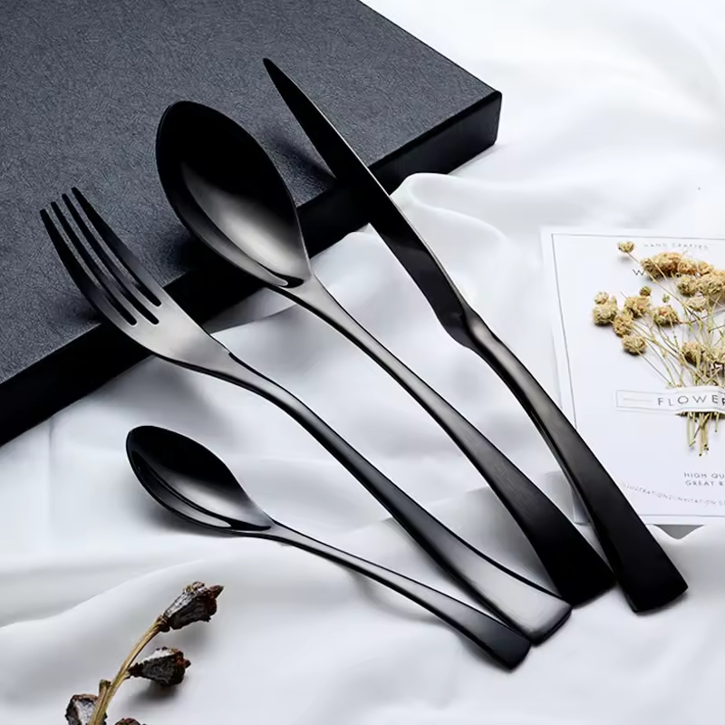 Conjunto de Talheres de Luxo em Aço Inoxidável Personalizado com Logo Preto Elegante para Uso ao Ar Livre, Viagens e Camping. Utensílios de Metal para Comer