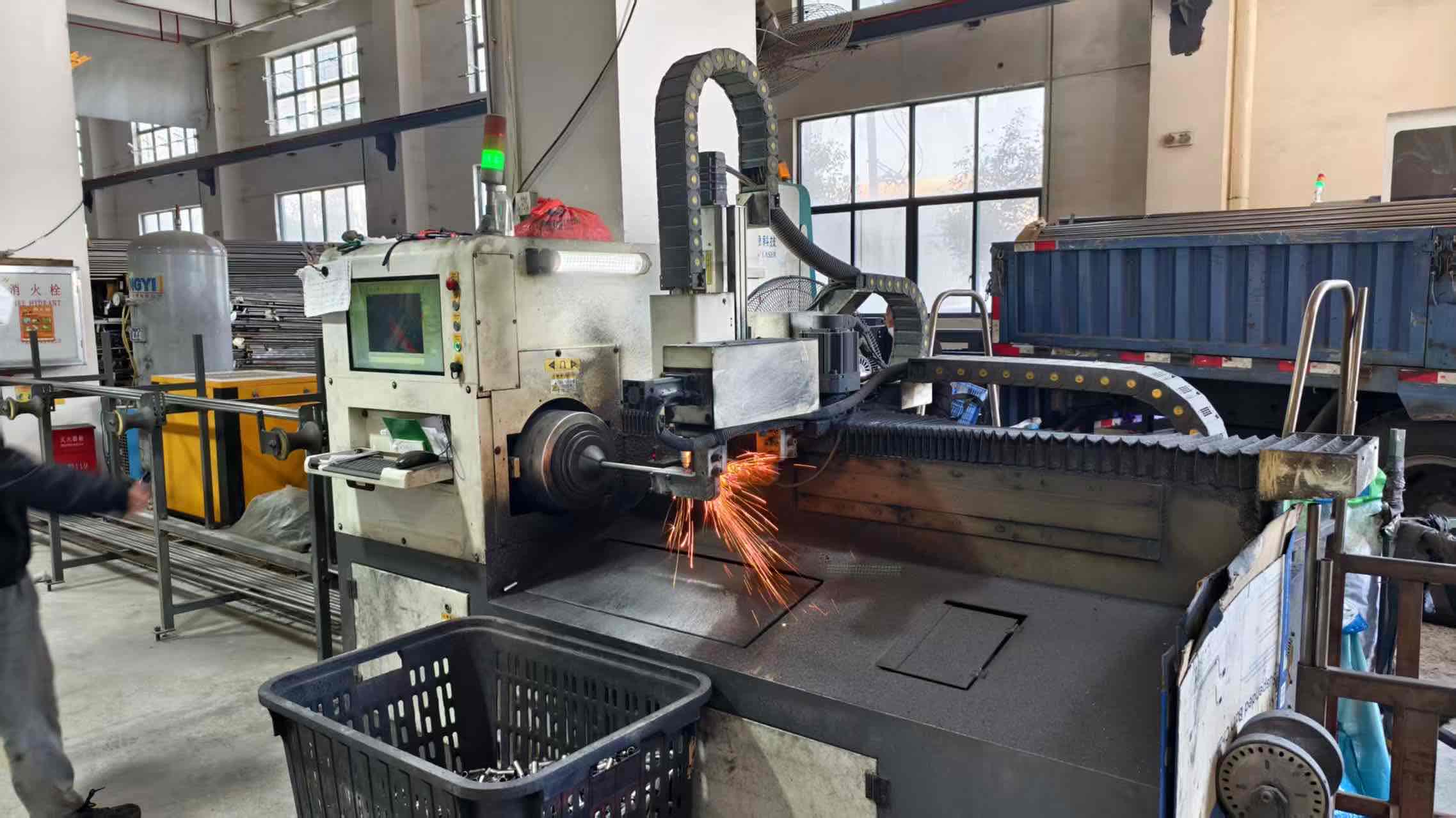 Máquina de corte a laser de fibra para processamento de metal de alta precisão