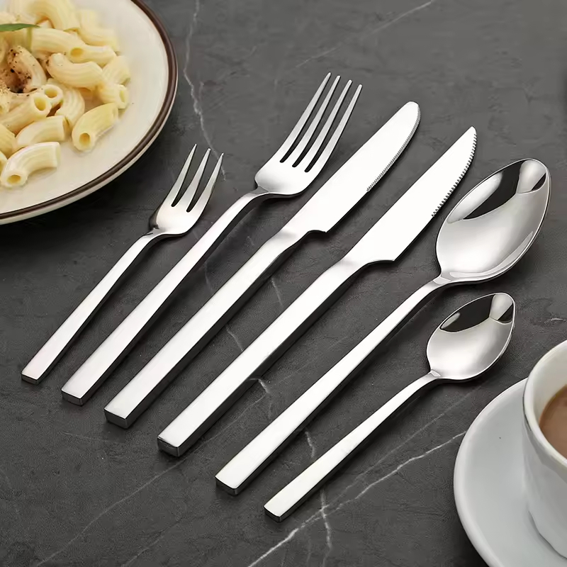 Conjunto de Talheres de Luxo em Aço Inoxidável Personalizado com Logo Preto Elegante para Uso ao Ar Livre, Viagens e Camping. Utensílios de Metal para Comer