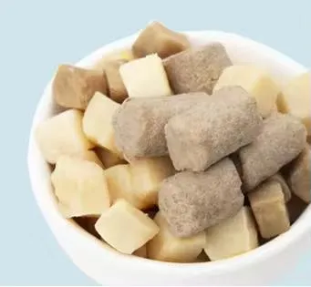 Precio de venta directo mayoristas cubos de carne de pollo alta en proteínas comida seca para mascotas golosinas liofilizadas para gatos y perros