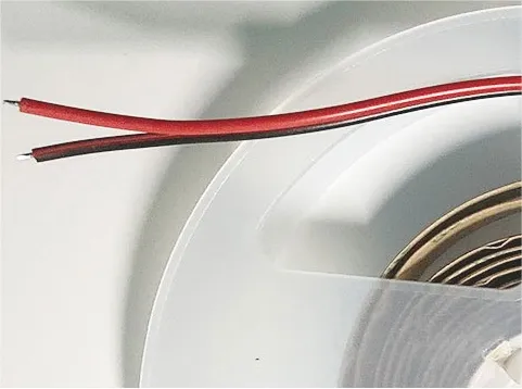 Fios vermelho e preto