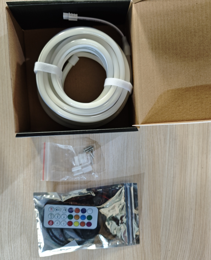 5V 4m Fita LED RGB IP65 Fita Neon RGB Flexível à Prova d'Água Funciona com o APP Tuya para Decoração de TV e Iluminação Ambiente em Casa