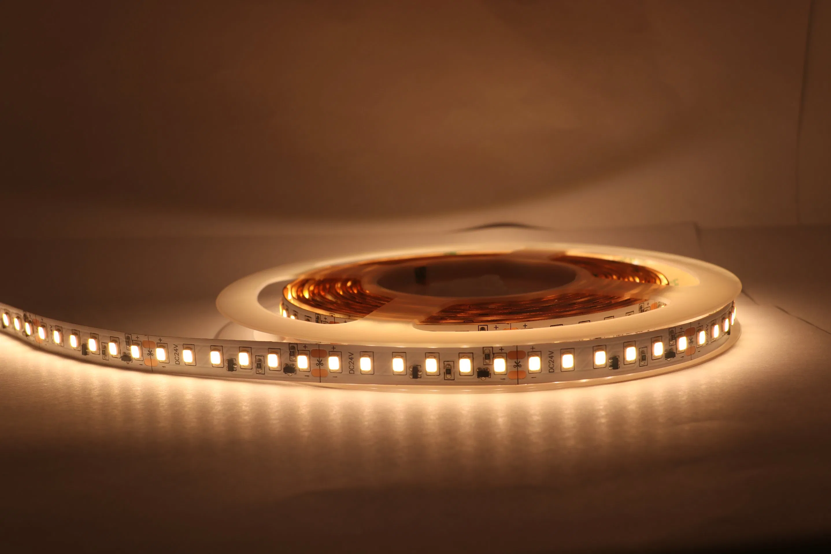 12V/24V Faixa de LED Ultra Fina Personalizada SMD2835 Luz de Fita 120LEDs/M Lâmpada de Faixa de LED com Perfil de Alumínio à Prova d'Água RGB 2835 Faixa de LED
