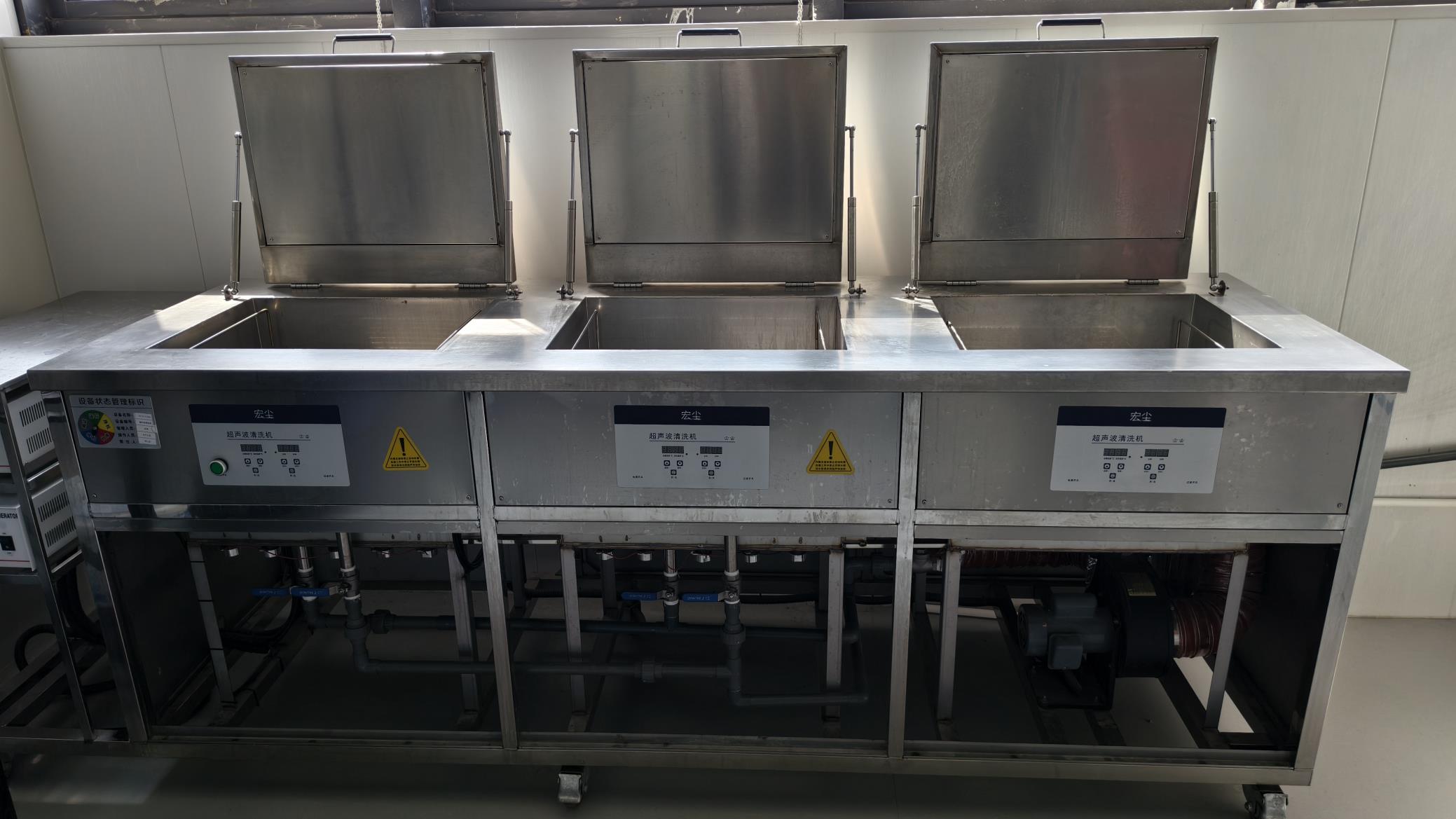 Ultrasonic cleaning of orthopedic implants before sterilization and packaging